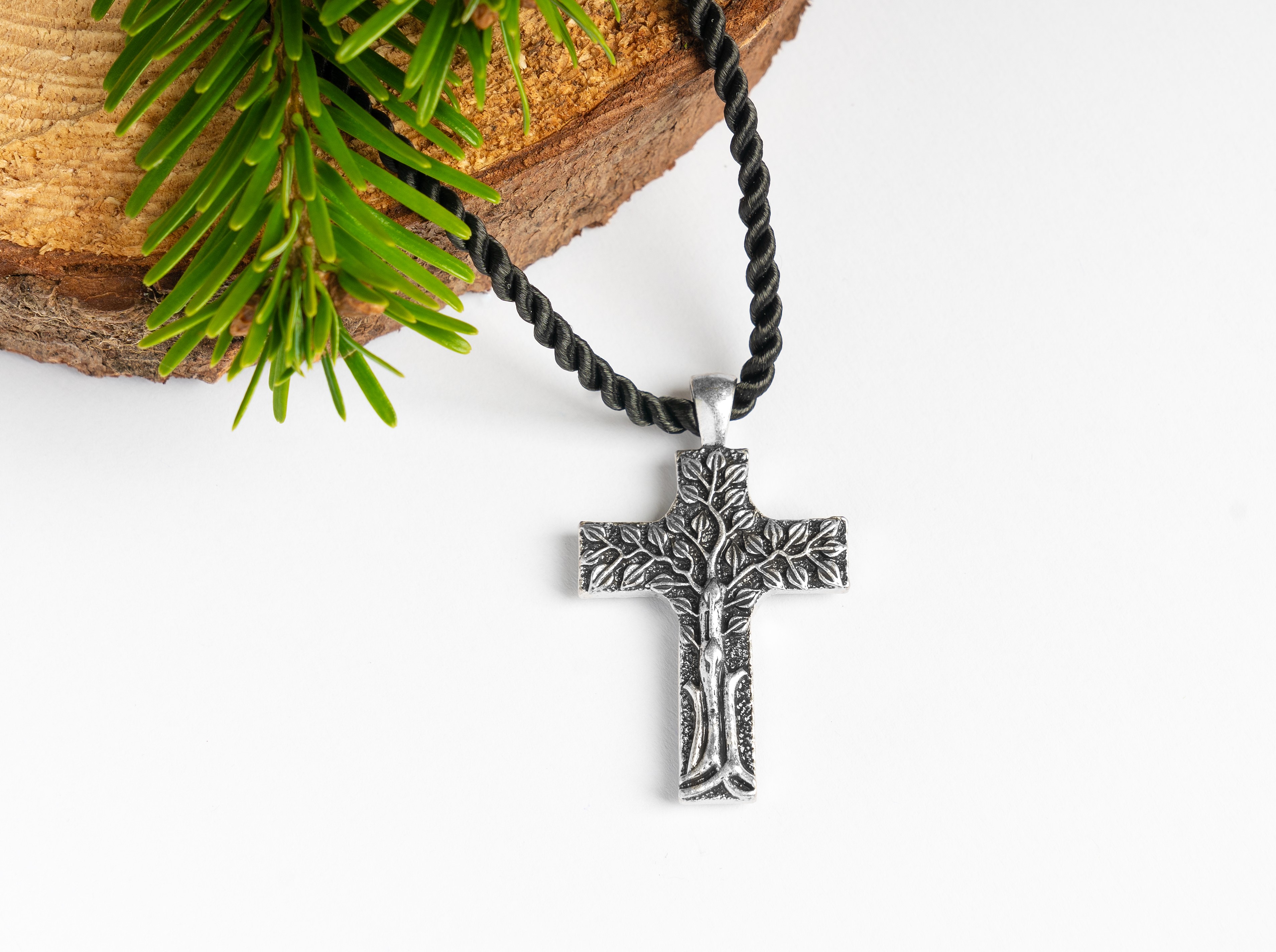 pánský náhrdelník s křížkem a strom života